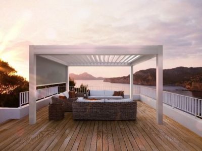 Sonnenschutz für die Terrasse - weißes Lamellendach