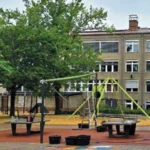 Gebäud der Wilhelm-Götz-Schule mit Sonnensegel