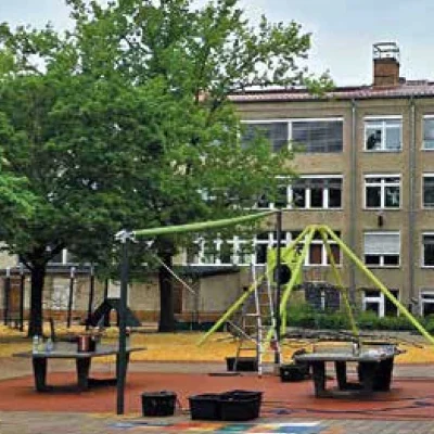 Gebäud der Wilhelm-Götz-Schule mit Sonnensegel